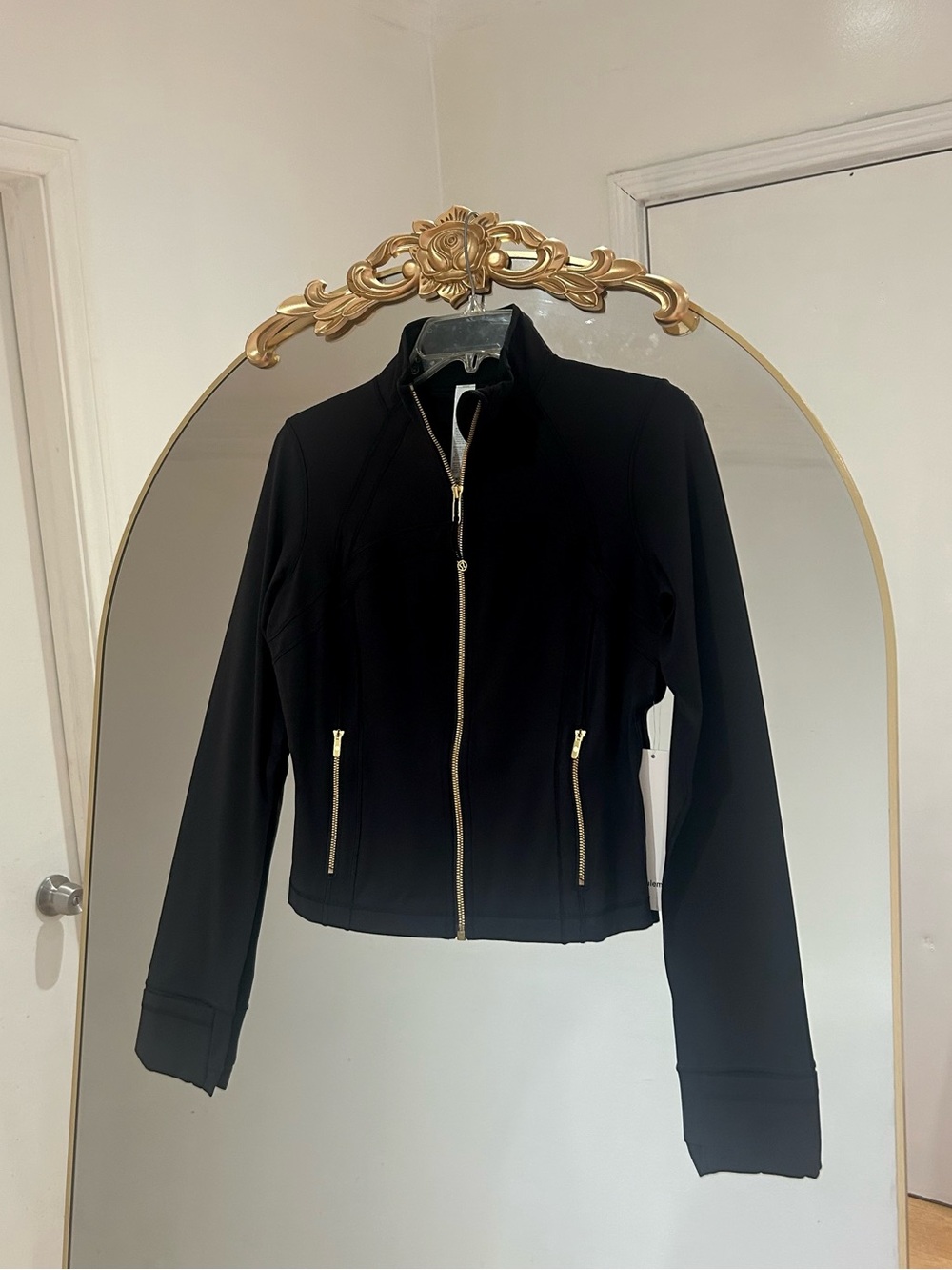 Lululemon Define Cropped Zip-Up Jacket Nulu in Black with Gold, Size 8 NWT